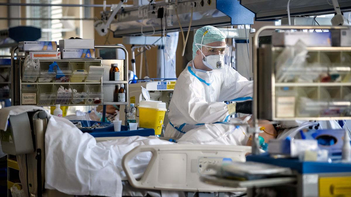 Lékař: Souběh covidu s chřipkou by pro rizikové pacienty mohl být závažný